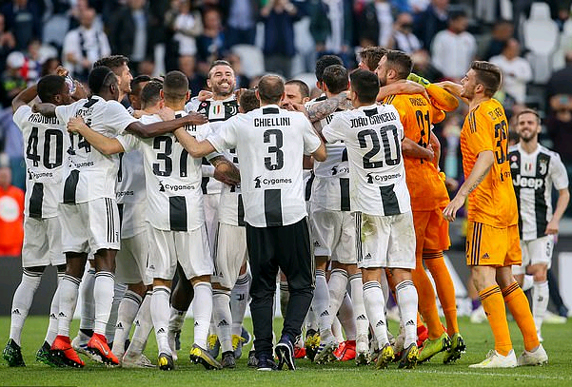Juve lần thứ 8 liên tiếp đăng quang Serie A
